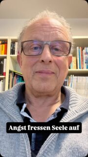 „Stell dir vor, deine Arbeit wird über Nacht wertlos – weil eine Maschine sie besser kann. Genau das erlebten Menschen während der industriellen Revolution. Und heute? Stehen wir wieder an einem solchen Wendepunkt.
An den Hassbotschaften und verzweifelten Kommentaren im Netz kann man das gut erkennen. Digitalisierung, Automatisierung, verstärkte Elektrifizierung von Häusern, Fahrzeugen und künstliche Intelligenz greifen tief in unsere gewohnten Lebensverhältnisse ein. Gleichzeitig toben alte und neue Kriege. Diese Veränderungen machen vielen Angst und sie zeigen es deutlich.
Die Frage ist allerdings nicht, ob sich die Welt verändert, sondern wie wir diese Veränderung nutzen. Ob uns Angst regiert oder Mut. Ob wir die Produktion von Steinkeilen wiederbeleben wollen oder die Zukunft gestalten.
Wir haben uns entschieden für Mut zur Veränderung. Respekt für Vielfalt. Kraft für Zukunft.
Macht mit. Folgt uns, arbeitet für die Zukunft.
#ritterhude #gruene #Transformation #Eauto #wärmepumpe