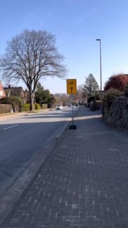 „Stellt euch vor, ihr könnt morgens nicht mal aus eurer Einfahrt. Genau das passiert jetzt an der B74! 🚗💨
‚Der Verkehr muss fließen‘ – aber was ist mit den Anwohnern? In der Bauausschusssitzung wurde es wieder klar: Die Straßenverkehrsbehörde blockiert Tempo 30 – obwohl der Lärmaktionsplan es fordert, obwohl Anwohner*innen morgens im Stau feststecken, obwohl KINDER unter dem Lärm leiden. Das ist kein Pech. Das ist Systemversagen.
Wir Grüne sagen: SCHLUSS damit! 🛑
Tempo 30 JETZT – für Ruhe, Sicherheit und lebenswerte Straßen!
Verkehrskonzepte, die MENSCHEN schützen – nicht Autos!
Echte Bürgerbeteiligung – nicht leere Versprechungen!
Die Behörde arbeitet für UNS – oder? Teilt diesen Beitrag, wenn ihr auch genug habt!
#gruene #ritterhude #b74 #lärm #bürgerdialog