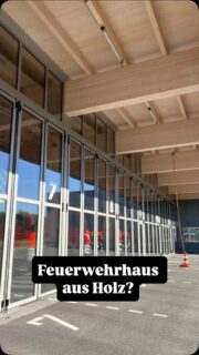 Wir brauchen Alternativen zum herkömmlichen Bauen. Holz ist eine ökologische Alternative. Deshalb hat eine Delegation von 5 Feuerwehrleuten, 3 Verwaltungsmitarbeiter*innen und 3 Politiker das Feuerwehrhaus aus Holz in Reinbek auf Anregung von Wolfgang Goltsche (GRÜNE) besichtigt. Trotz einiger Schwachstellen war die Feuerwehr in Reinbeck von ihrem Holzbau sehr überzeugt. Schneller Bau, gutes Gebäudeklima und feuerfester als ein Stahlbau.
Wir alle waren beeindruckt vom Gebäude und der Funktionalität.
Mehr Bilder gibt es auf www.gruene-Ritterhude.de
Folgt diesem Kanal!
#gruene #feuerwehr #holzhaus #sicherheit #ritterhude