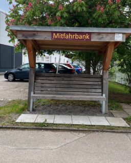Vor Jahren haben wir genau das beantragt. Warum geht in Baiersbronn, Baden-Württemberg, was bie uns die Bedenkenträger abgelehnt haben?
Hier sogar gefördert durch ein Leaderprojekt vom Land und der Stadt. 💚👍🏻
#gruene #ritterhude #mitfahrerbank