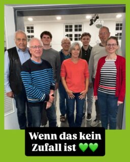 Genau hier – im Dorfgemeinschaftshaus Platjenwerbe – fand 1986 die Gründungsversammlung der GRÜNEN Ritterhude statt. Und heute waren wir zur OV-Sitzung wieder an diesem Ort – mit ganz besonderem Gast: Peter Wolters, Gründungsmitglied von damals. 🙏
Vielen Dank, Peter, dass du uns nach all den Jahren immer noch die Treue hältst! 40 Jahre grüne Politik in Ritterhude – das sind auch 40 Jahre Beharrlichkeit, Überzeugung und Einsatz für unsere Gemeinde.
Was wir heute besprochen haben:
✅ Rückschau auf die Wahl – was bedeutet das Ergebnis für uns?
✅ Diskussion über die Auswirkungen auf Kommune und Kreis
✅ Was ist uns jetzt wichtig – und wie reagieren wir darauf?
Solche Abende erinnern uns daran: Grün vor Ort ist kein Zufall – es ist Generationenarbeit. 💚
#gruene #ritterhude #klimawandel #hitzeschutz #sicherheit